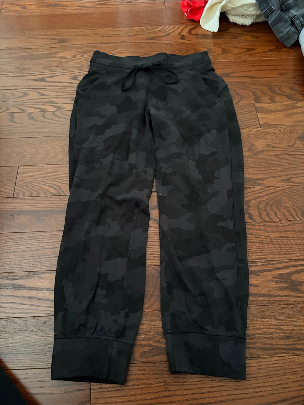 lululemon athletica Black Camo Cropped Jogger Pants (longer then capris)